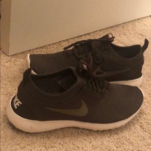 Nike Tennis Shoes sz 9.5